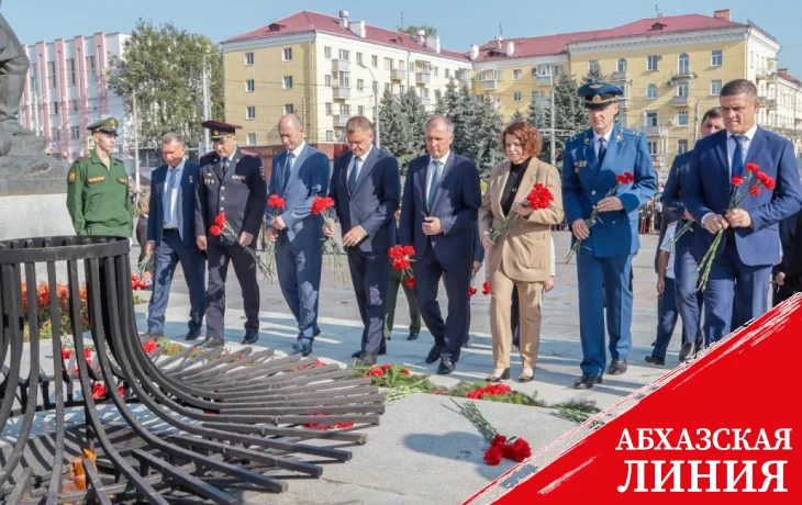 
Беслан Эшба поздравил Марину Дбар по случаю празднования Дня города Брянска
 
