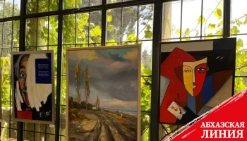 
Выпускники факультета искусств АГУ показали свои картины на «Гуме»
