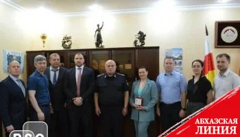 Министр внутренних дел Алан Гучмазов наградил представителей делегации МВД России