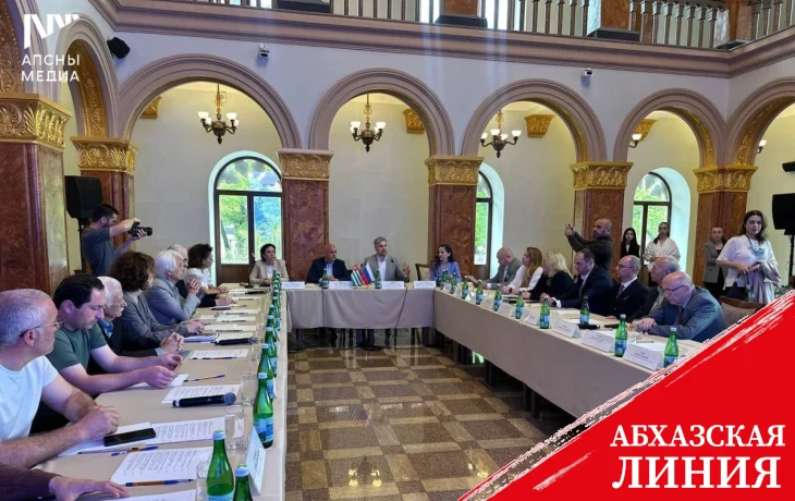 
Встреча творческих союзов Абхазии и России прошла в Абхазском драмтеатре
