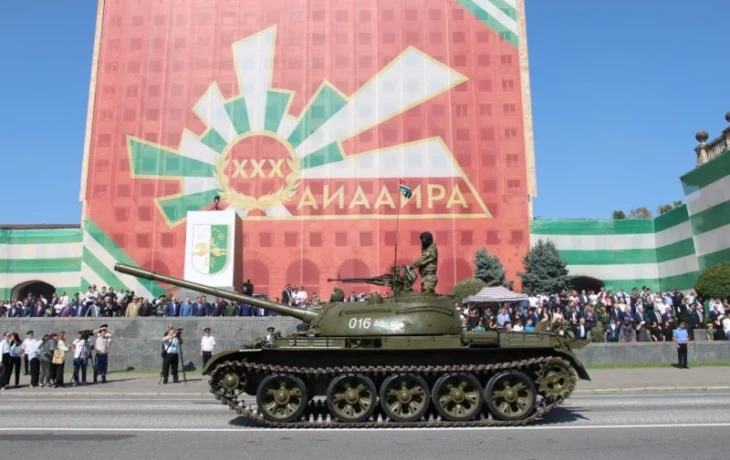 В Сухуме прошел военный парад
в честь 30-летия Победы