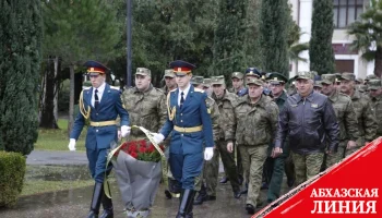 Руководство и личный состав Минобороны возложили цветы в Парке Славы   