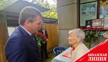 
Джансух Нанба поздравил ветерана Марию Ломакину с наступающим Днём Победы
