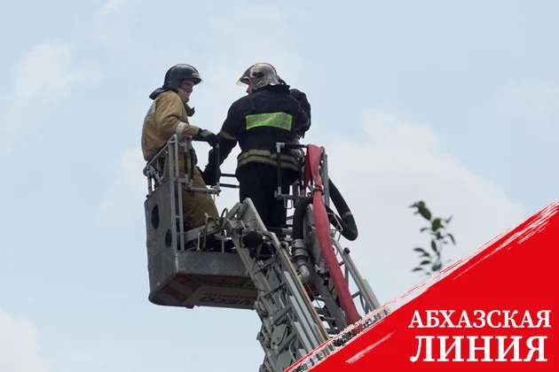 В Бурсе полыхает завод по производству губок