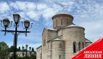 
Марина Шамба поблагодарила Хиблу Герзмава за подарок рояля концертному залу Пицундского храма
 
