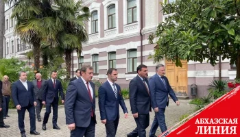 
Вице-президент Беслан Бигвава возложил цветы к могиле ученого-кавказоведа Юрия Воронова
