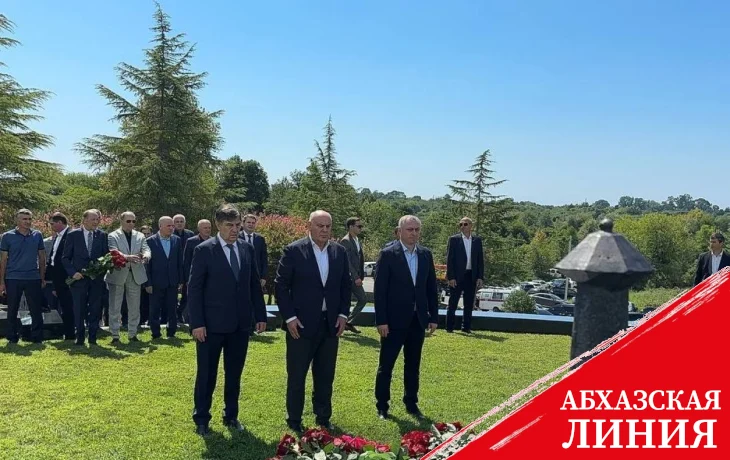 
Руководство Абхазии почтило память первого президента Владислава Ардзинба
