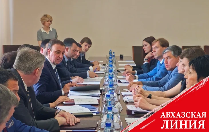 
Владимир Делба провел совещание по вопросам социально-экономического развития Абхазии
