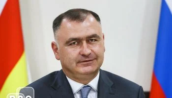 Алан Гаглоев вручил государственные награды учителям Южной Осетии
