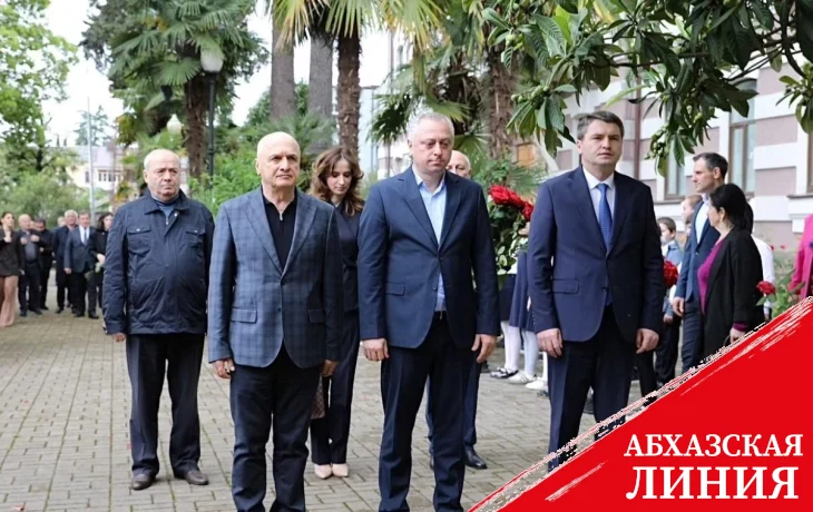 
Вице-президент Бадра Гунба возложил цветы к могиле Юрия Воронова
