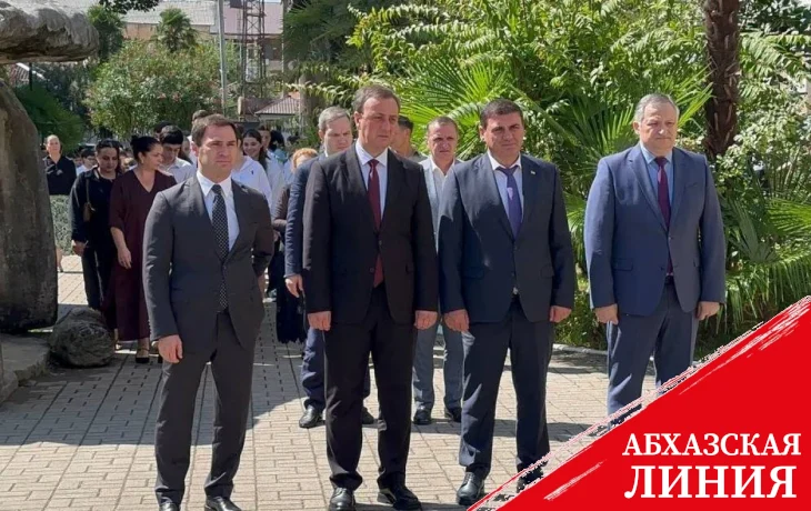 
К могиле Юрия Воронова возложили цветы
