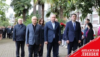 
Вице-президент Бадра Гунба возложил цветы к могиле Юрия Воронова
