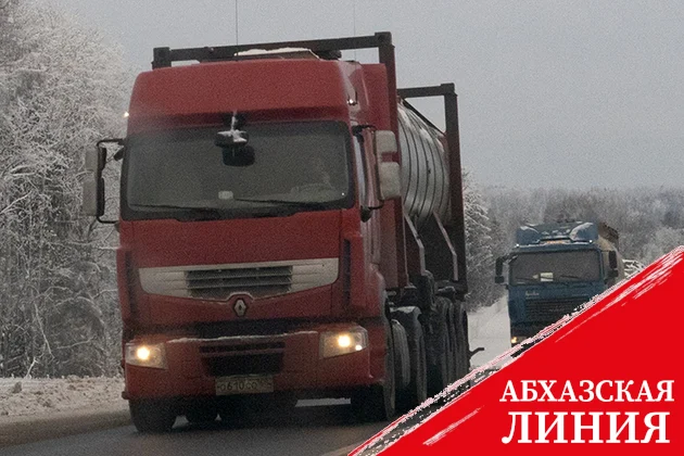 Две тысячи грузовиков штурмуют Верхний Ларс