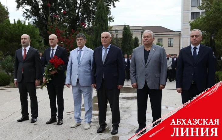 
Президент Аслан Бжания возложил цветы к Мемориалу погибшим в Отечественной войне народа Абхазии 1992-1993 гг.
