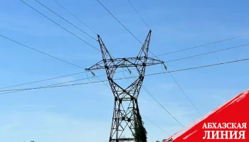 
Электрики восстанавливают поврежденные электросети
