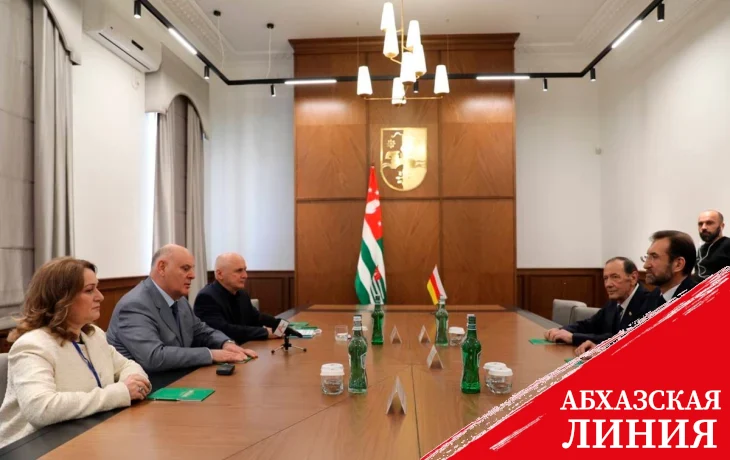 
Аслан Бжания принял министра здравоохранения Республики Южная Осетия Томаса Джигкаева
 
