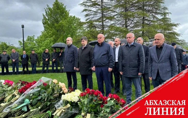 
Аслан Бжания возложил цветы к Мемориалу Владислава Ардзинба
