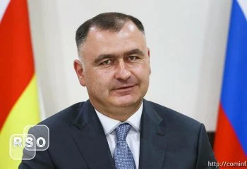 Алан Гаглоев вручил государственные награды учителям Южной Осетии