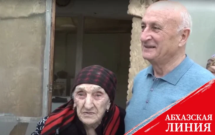 
«От благодарного абхазского народа»: три миллиона рублей передали матери добровольцев для покупки жилья
