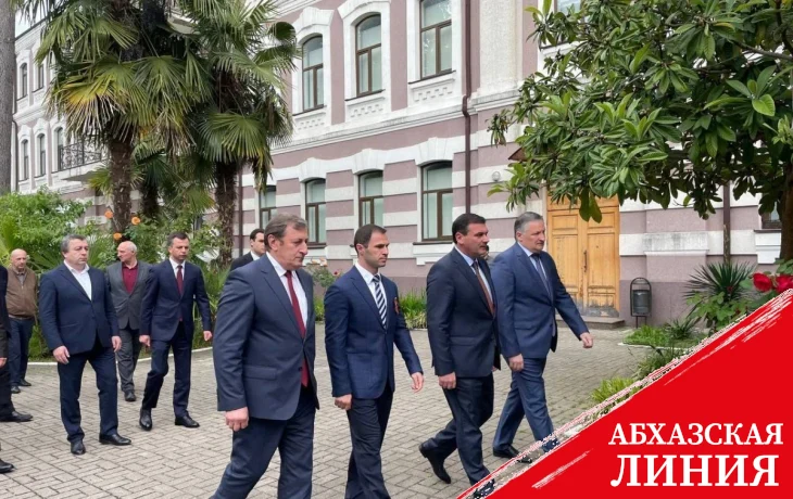 
Вице-президент Беслан Бигвава возложил цветы к могиле ученого-кавказоведа Юрия Воронова
