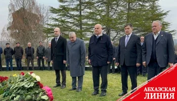 
Руководство Абхазии возложило цветы к могиле Владислава Ардзинба
