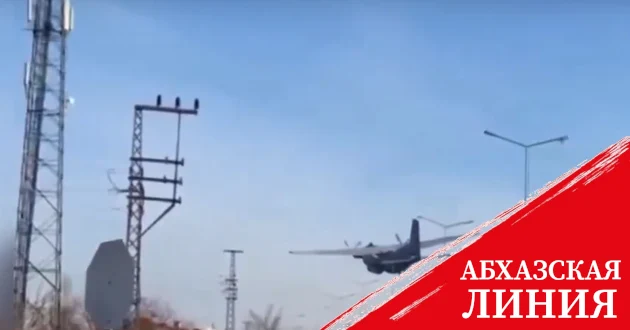 Пролетавший низко военный самолет вызвал панику у жителей Турции