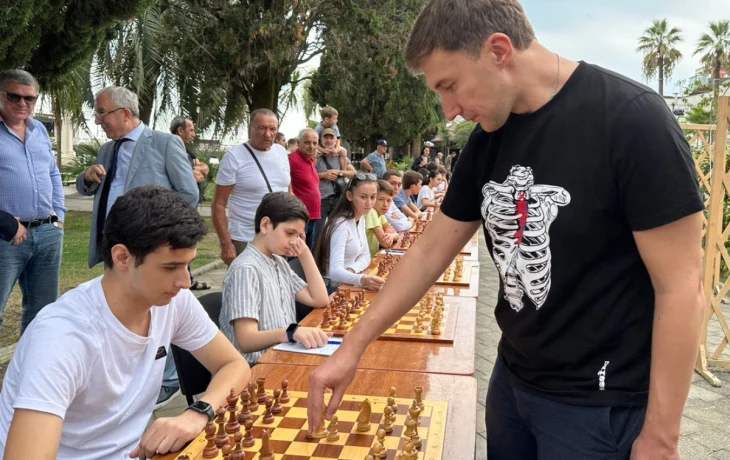 
Гроссмейстер Сергей Карякин провел сеанс одновременной игры с абхазскими шахматистами
 
