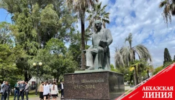 
В день рождения Баграта Шинкуба к его могиле в Сухуме возложили цветы
