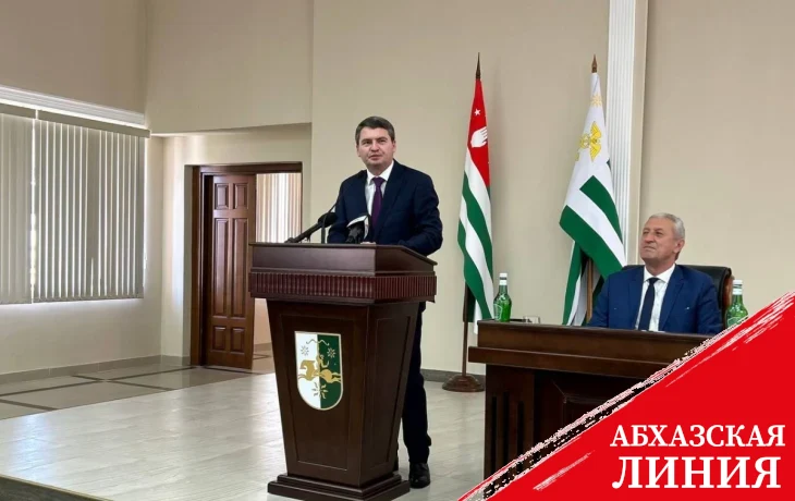 
Аслан Бжания поздравил налоговых работников по случаю 30-й годовщины со дня основания налоговых органов Абхазии
