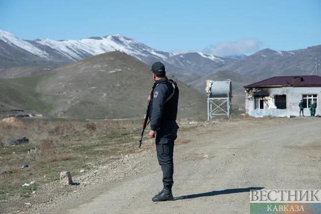 Азербайджанцы раздают армянам воду на Лачинской дороге в Карабахе