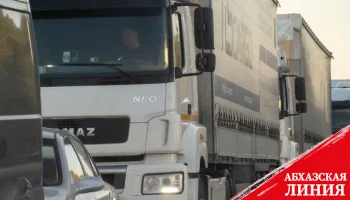 Верхний Ларс сегодня: три тысячи грузовиков застряли на границе в пробке