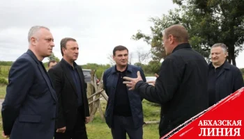 
Президент Бадра Гунба посетил чаеводческое хозяйство в селе Кутол
