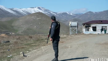 Азербайджанцы раздают армянам воду на Лачинской дороге в Карабахе