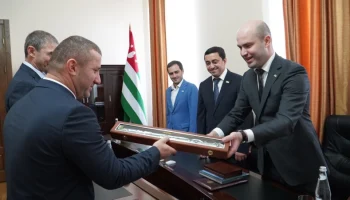 Спикер Лаша Ашуба встретился с делегацией из Южной Осетии, прибывшей на празднование 30-летия Дня Победы
