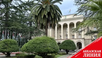
Бадра Гунба подписал указы о присвоении почётных званий медботникам
