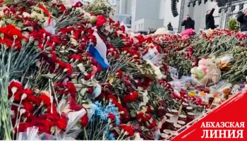 
Алхас Квициниа принял участие в церемонии возложения цветов к стихийному мемориалу у комплекса «Крокус Сити Холл»
