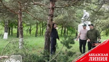 Сотрудники УВД Знаурского района благоустроили территорию памятника погибшим землякам ВОВ