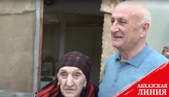 
«От благодарного абхазского народа»: три миллиона рублей передали матери добровольцев для покупки жилья
