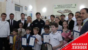 
Сергей Карякин провел
сеанс одновременной игры с 14 абхазскими шахматистами
