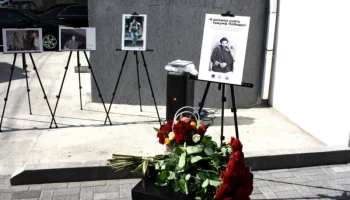 В Сухуме открыли мемориальную доску в память о фотокорреспонденте ТАСС Андрее Соловьеве