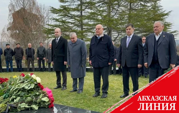 
Руководство Абхазии возложило цветы к могиле Владислава Ардзинба

