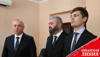 
Бадра Гунба представил коллективу Минтуризма нового главу Астамура Логуа
