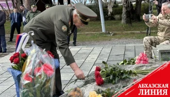 В День защитника Отчества к памятнику неизвестном солдату в Сухуме возложили цветы