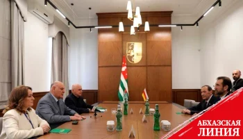 
Аслан Бжания принял министра здравоохранения Республики Южная Осетия Томаса Джигкаева
 
