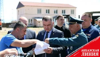 Президент Южной Осетии встретился с делегацией Российского Союза спасателей