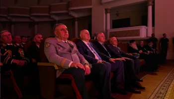 Аслан Бжания поздравил военнослужащих с предстоящим праздником Победы 