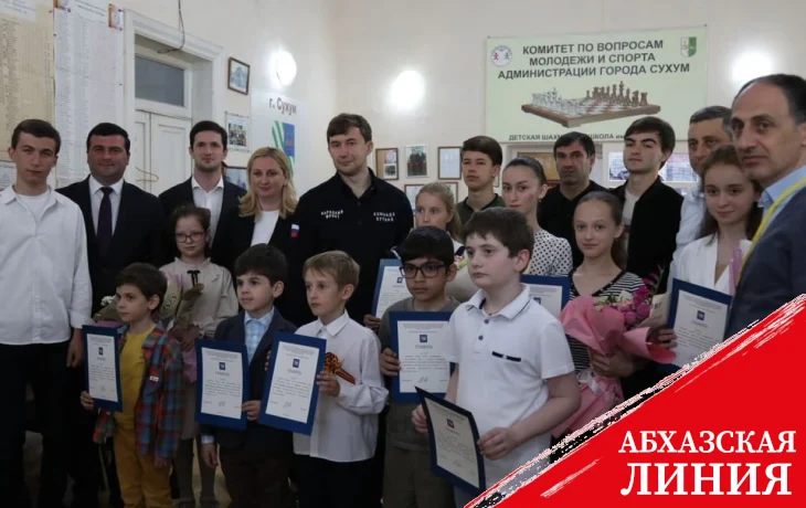
Сергей Карякин провел
сеанс одновременной игры с 14 абхазскими шахматистами
