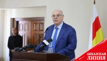 
Аслан Бжания поздравил работников органов прокуратуры с 30-летним юбилеем Генпрокуратуры

