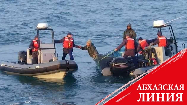 В Каспийском море спасли двух людей из неисправной лодки