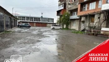 Алан Гаглоев осмотрел придомовые территории в Цхинвале